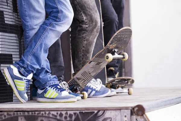 Skateboarder auf einem Rohr — Stockfoto