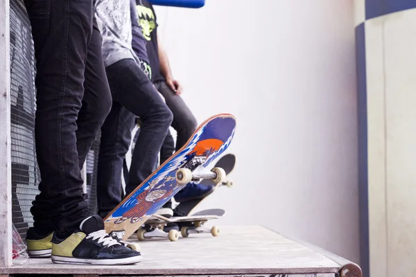 Skate boarders en un tubo — Foto de Stock