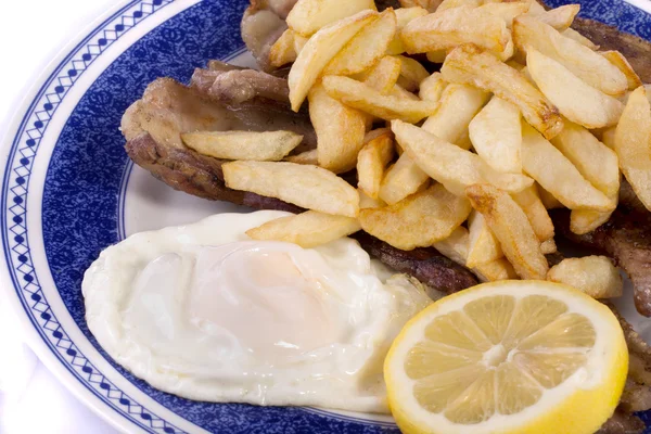 Stekt potatis med ägg och kött — Stockfoto