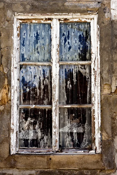 Velha janela decadente — Fotografia de Stock
