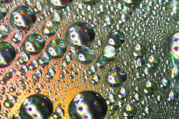 光沢のあるカラフルな滴の水 — ストック写真
