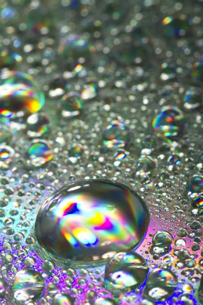 Gotas coloridas brilhantes de água — Fotografia de Stock