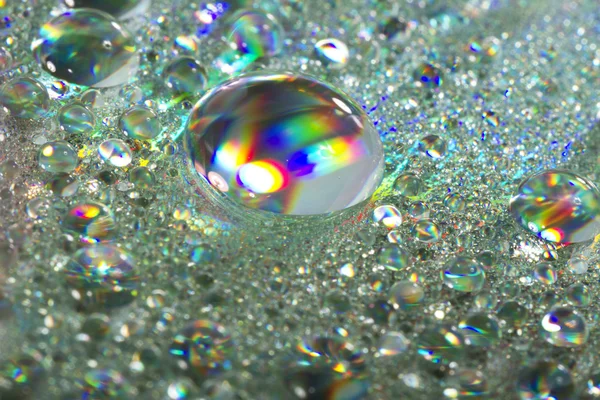 光沢のあるカラフルな滴の水 — ストック写真
