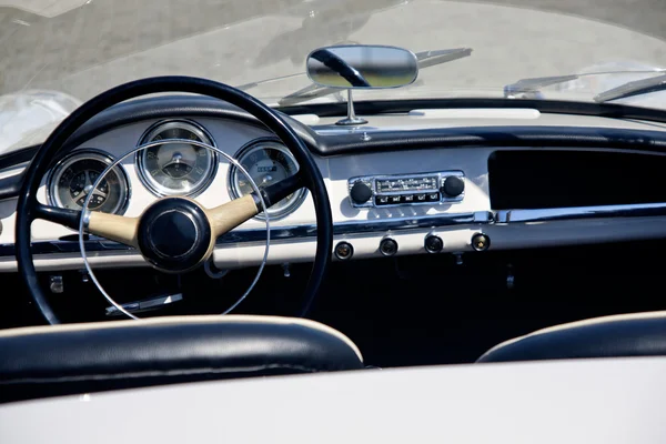 Классический автомобиль семидесятых — стоковое фото