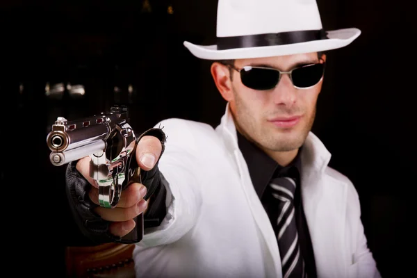 Gangster terno branco com uma arma — Fotografia de Stock