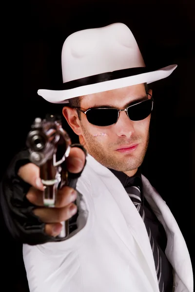 Traje blanco gangster con un arma — Foto de Stock
