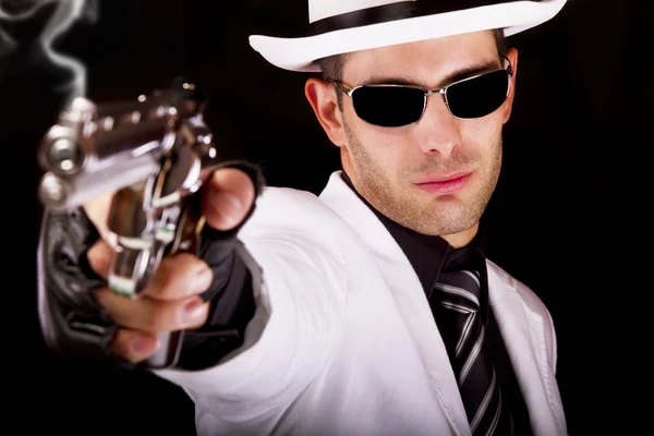 Traje blanco gangster con un arma — Foto de Stock