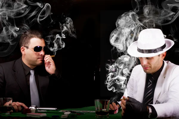 Два гангстера играют в карты — стоковое фото