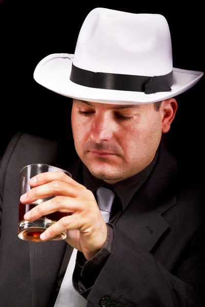 Musta puku gangsteri juominen — kuvapankkivalokuva