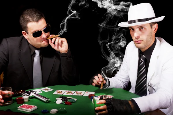 Двоє гангстерів грають на зображенні в картках
