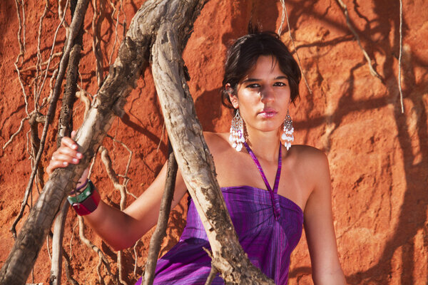 Красивая девушка с фиолетовым платьем
