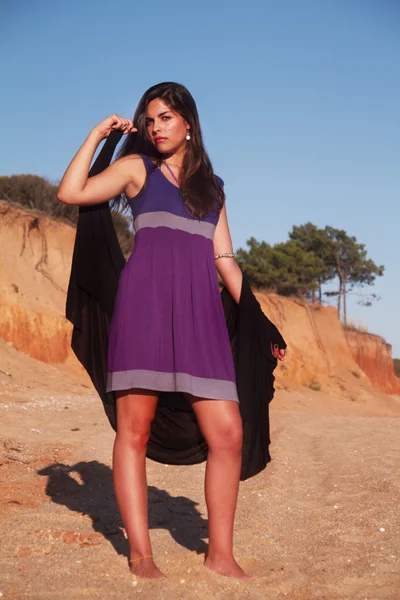 Juguetón hermosa joven con vestido púrpura — Foto de Stock