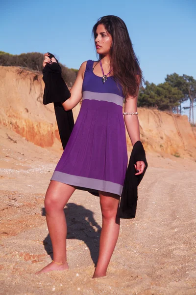 Giocoso bella ragazza con abito viola — Foto Stock