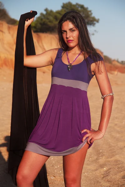 Juguetón hermosa joven con vestido púrpura —  Fotos de Stock