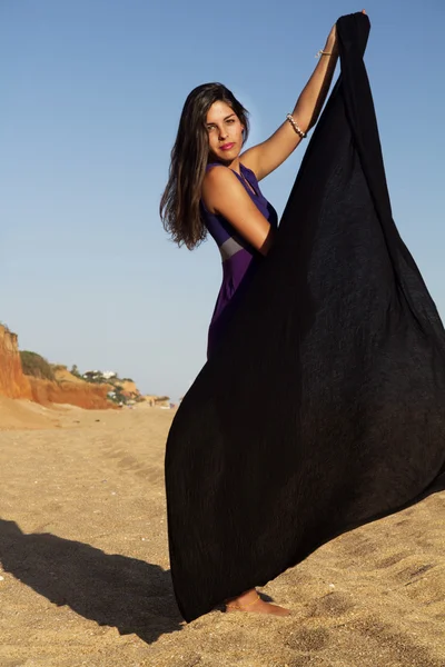 紫色のドレスと遊び心のある美しい若い女の子 — ストック写真