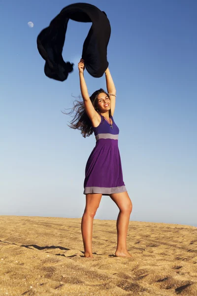 Hravé krásná mladá dívka s fialové šaty — Stock fotografie