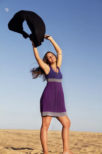 Verspielt schöne junge Mädchen mit lila Kleid — Stockfoto