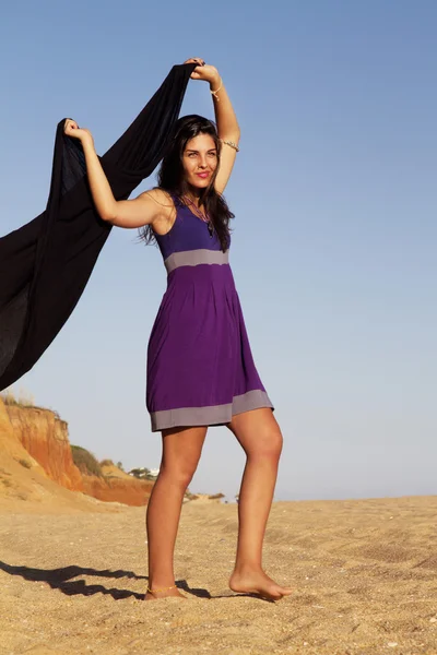 Juguetón hermosa joven con vestido púrpura —  Fotos de Stock