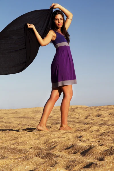 Hravé krásná mladá dívka s fialové šaty — Stock fotografie