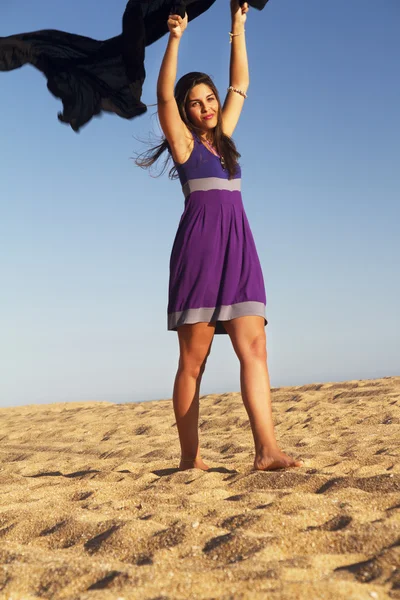 Ludique belle jeune fille avec robe violette — Photo