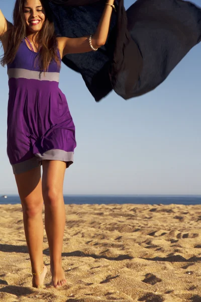 Игривая красивая молодая девушка с фиолетовым платьем — стоковое фото