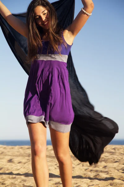 Speelse mooi jong meisje met paarse jurk — Stockfoto