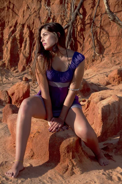 Belle jeune fille avec robe violette — Photo
