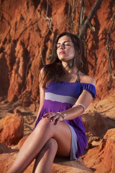 보라색 드레스와 아름 다운 젊은 여자 — 스톡 사진