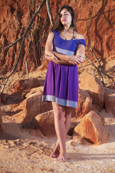 Szép, fiatal lány, lila ruha — Stock Fotó