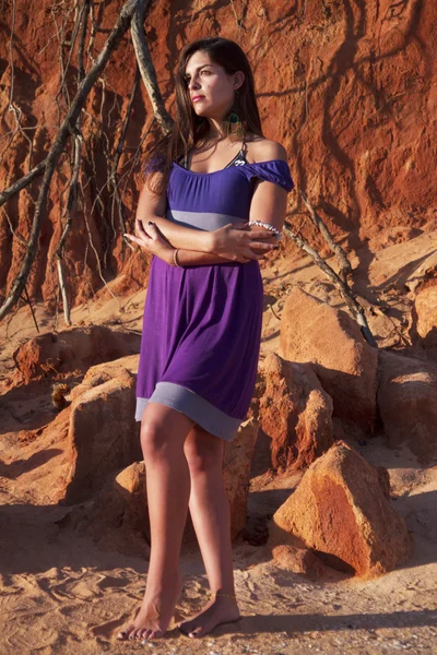 Krásná mladá dívka s fialové šaty — Stock fotografie