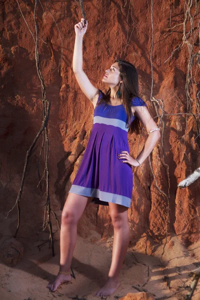 Schöne junge Mädchen mit lila Kleid — Stockfoto