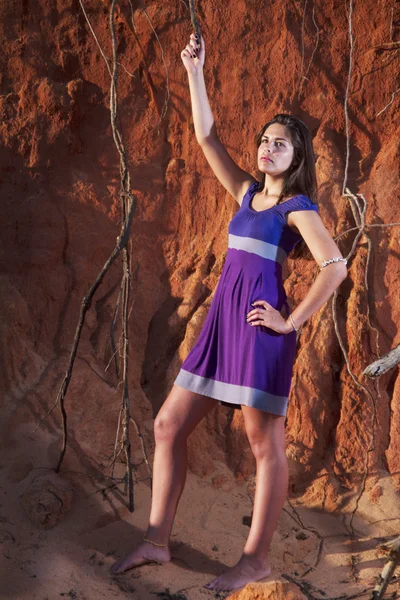 Krásná mladá dívka s fialové šaty — Stock fotografie