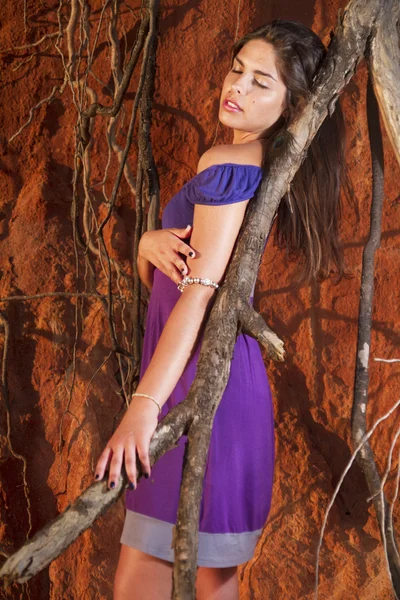 Красивая девушка с фиолетовым платьем — стоковое фото