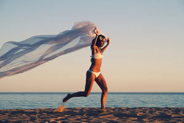 Schöne junge Mädchen mit einem weißen Bikini — Stockfoto