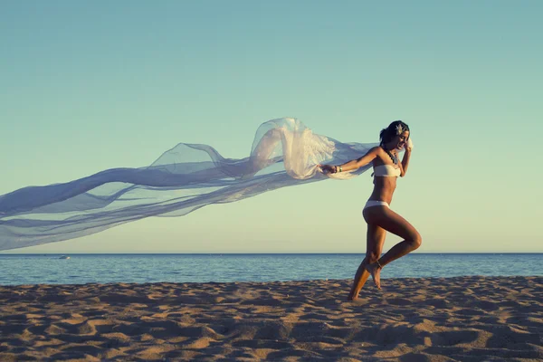 Szép, fiatal lány, egy fehér bikini — Stock Fotó