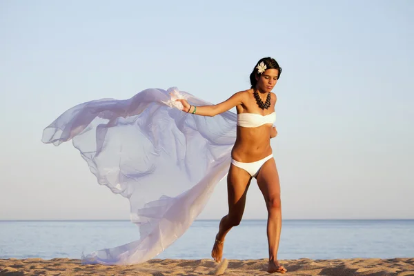 Bella ragazza con un bikini bianco — Foto Stock