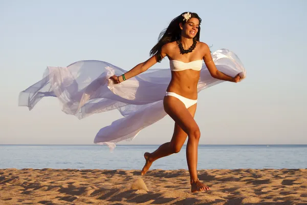 Schöne junge Mädchen mit einem weißen Bikini — Stockfoto