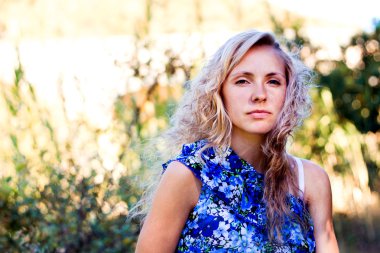 güzel genç kız ormanda