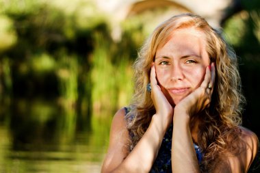 güzel genç kız Nehri üzerinde