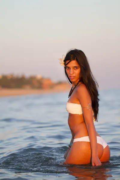 Vacker ung flicka med en bikini — Stockfoto