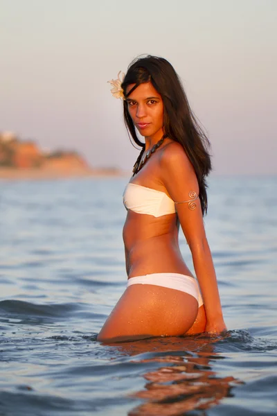 Hermosa joven con un bikini — Foto de Stock
