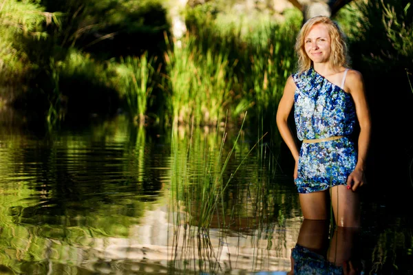 Krásná mladá dívka na řece — Stock fotografie