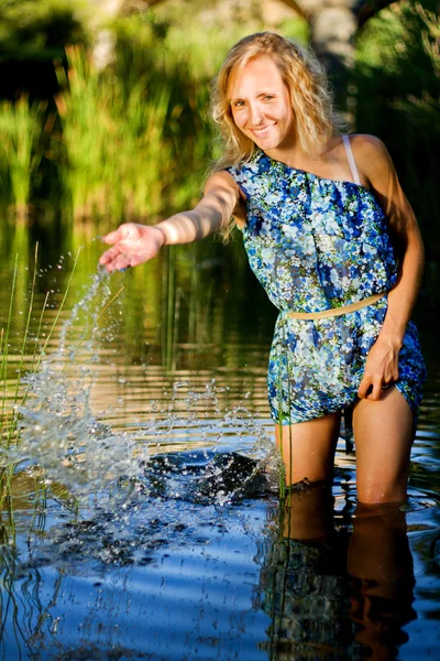 Hermosa joven en el río — Foto de Stock