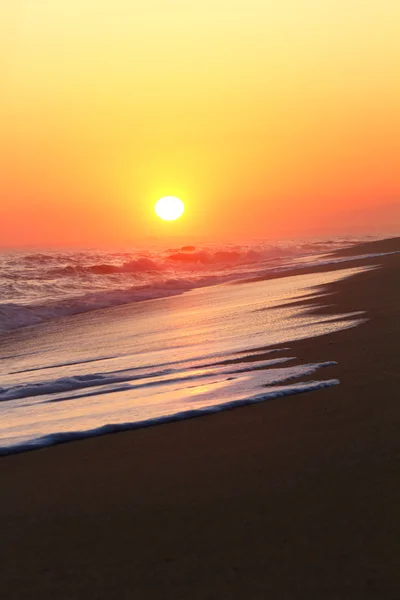 Gyönyörű naplemente a strandon — Stock Fotó