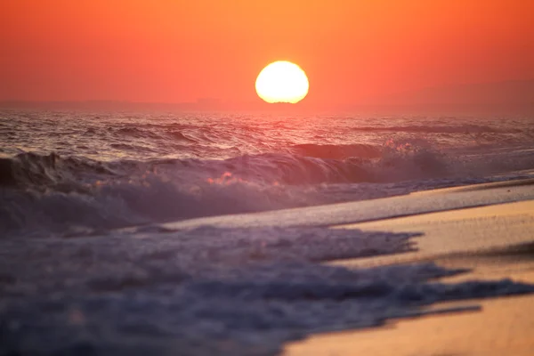 Vacker solnedgång vid stranden — Stockfoto