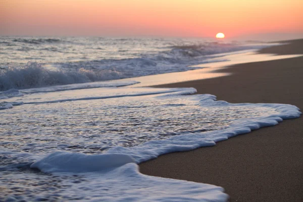 Mooie zonsondergang aan het strand — Stockfoto