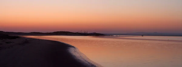 Mooie zonsondergang aan het strand — Stockfoto