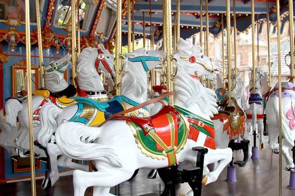 Karusell med hästar och dekorativ interiör — Stockfoto