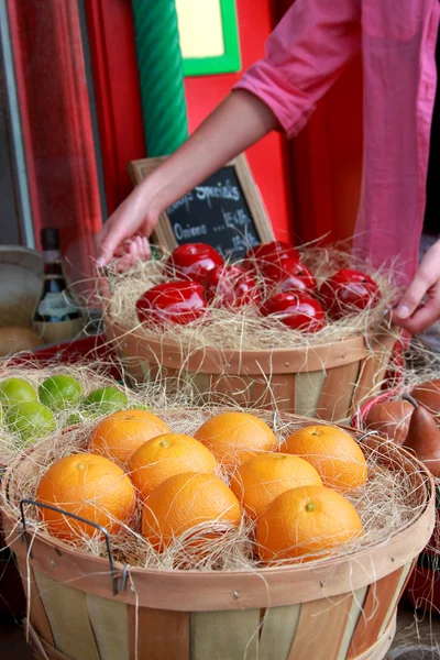 Fructe la standul — Fotografie, imagine de stoc