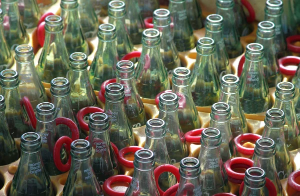 Wiersz puste szklane butelki — Zdjęcie stockowe